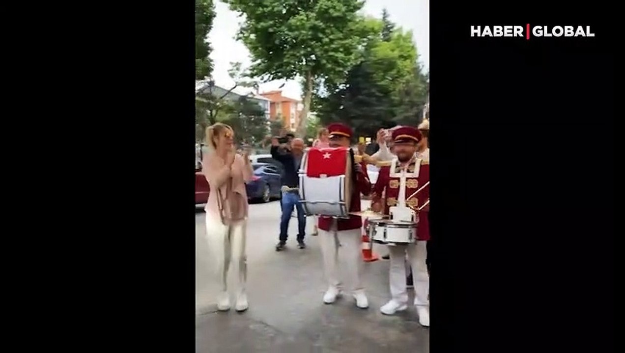 Seda Sayan, Melek Mosso'nun yerine Isparta'da konser verdi!