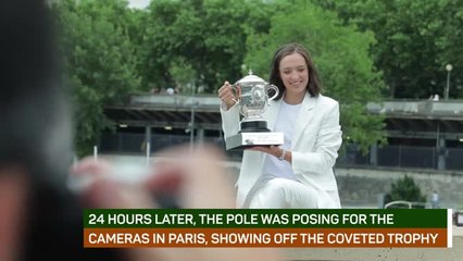 Swiatek shows off second French Open trophy