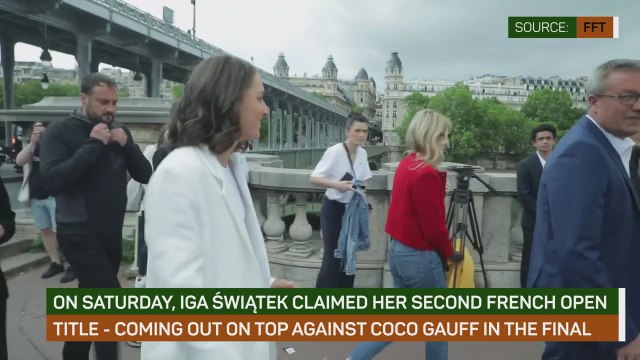 Swiatek shows off second French Open trophy