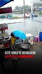 Noble gesto: dueña de un restaurante corre bajo la lluvia para entregarle un paraguas a un #anciano