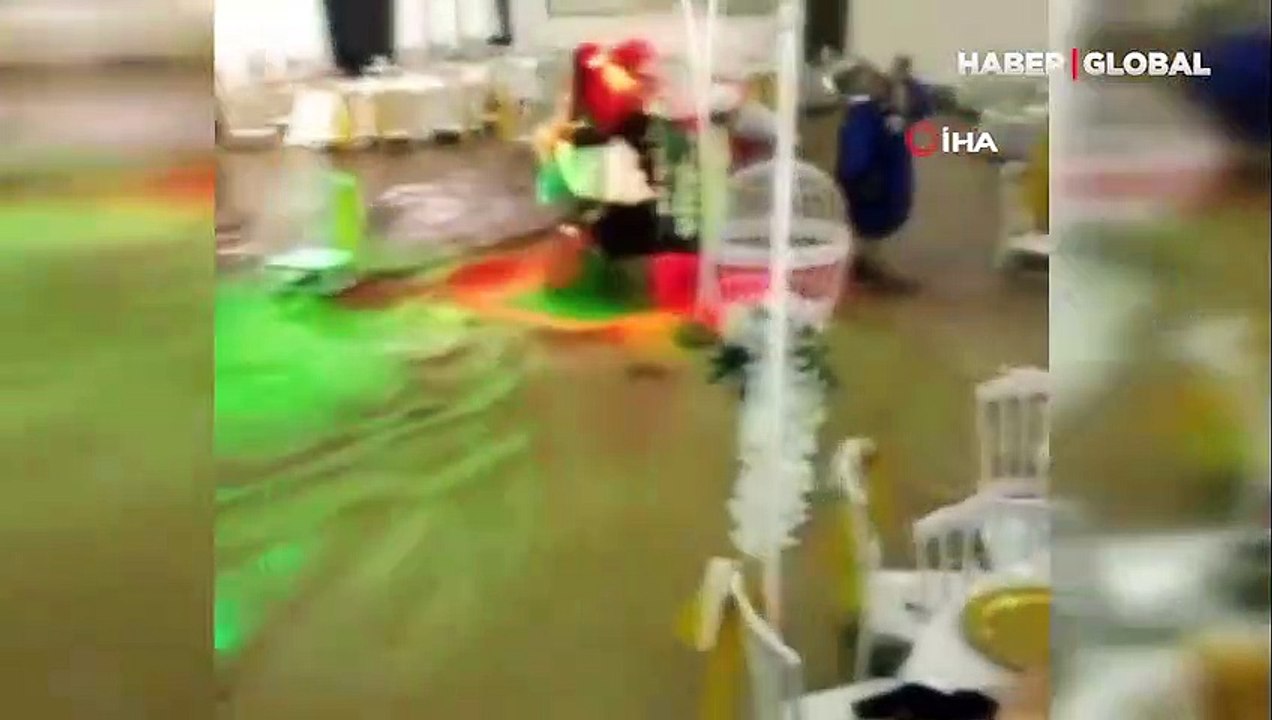 Düğünde korku dolu anlar! Kapı ve camları kırarak suları boşalttılar