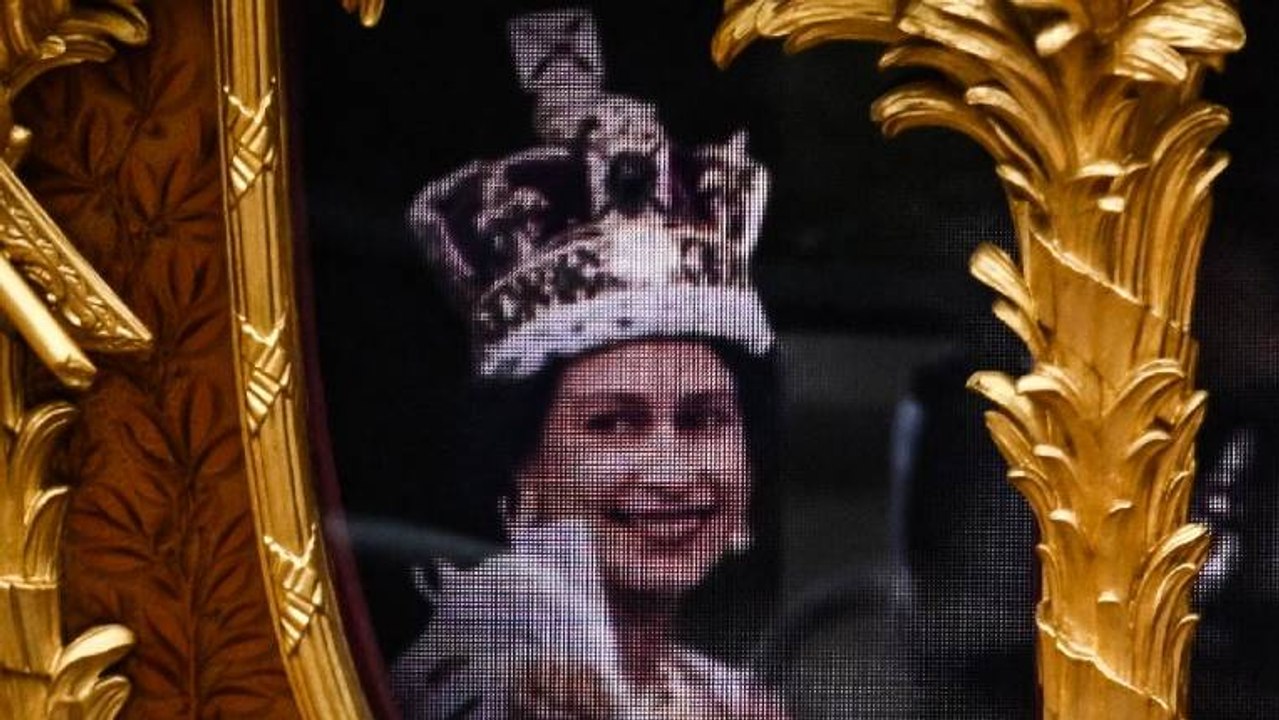 Kraliçe II. Elizabeth’in hologramı halkı selamladı