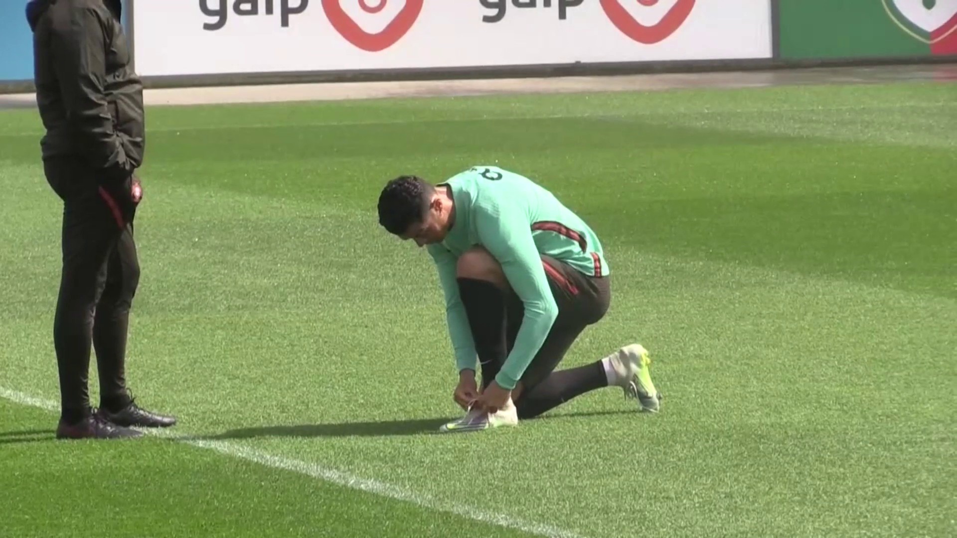 Cristiano entrena relajado con Portugal