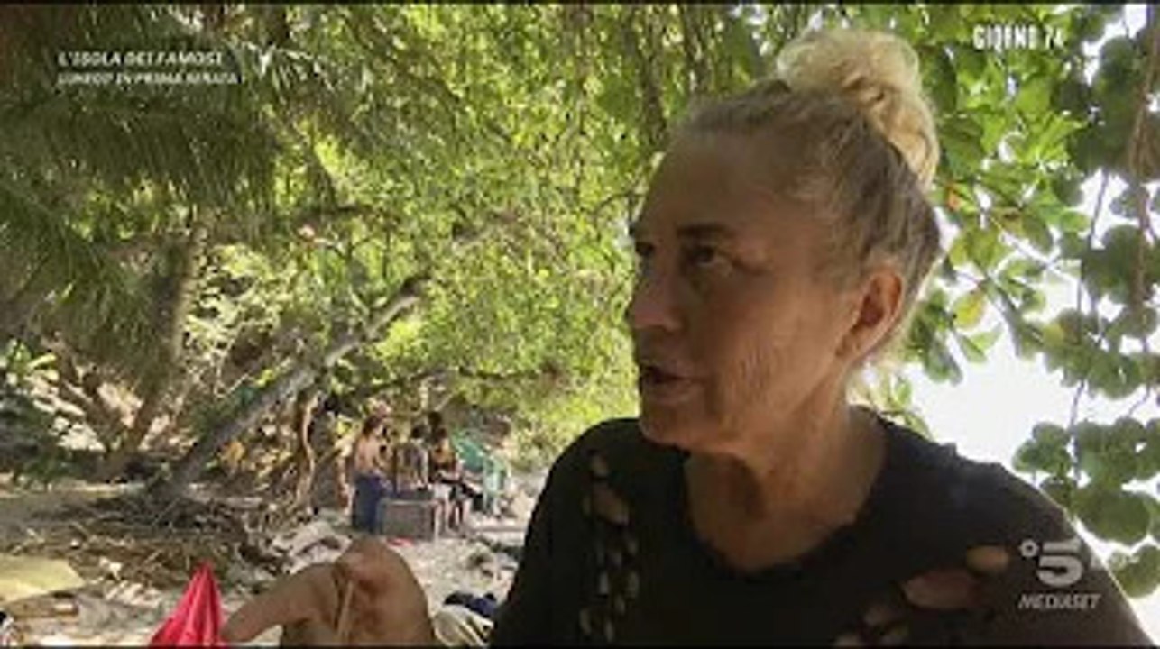 Nick Luciani riceve una sorpresa per il compleanno e punge Carmen Di Pietro: "Non ho rancore" Nell'u