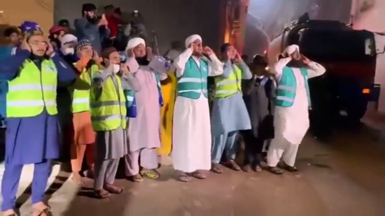Ezan Okuyarak Yangını Söndürmeye Çalıştılar!