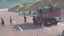 Hayrete düşüren görüntü: Bir kamyon dolusu göçmen jandarmadan böyle kaçtı