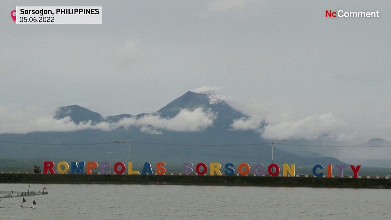 شاهد: الرماد البركاني يغطي بيوت منطقة سورسوغون بسبب ثوران بركان بولوسان