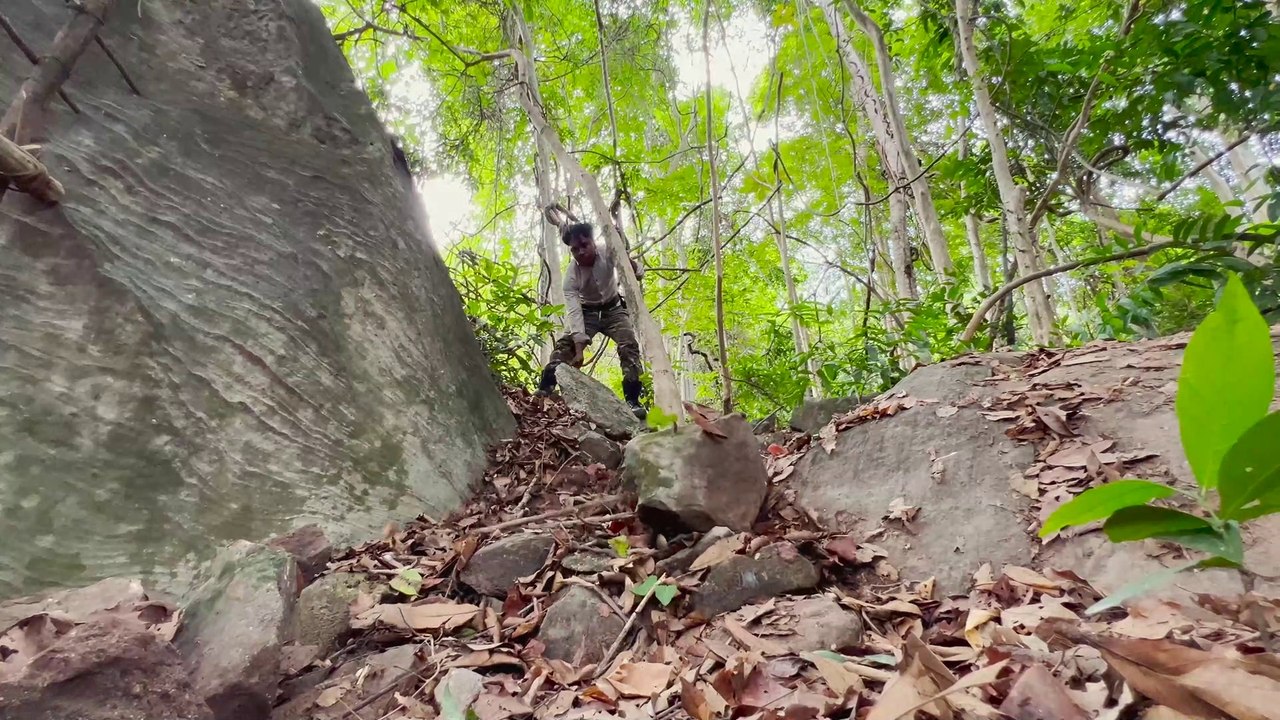 Building Bushcraft Survival Shelter, Camp in the jungle