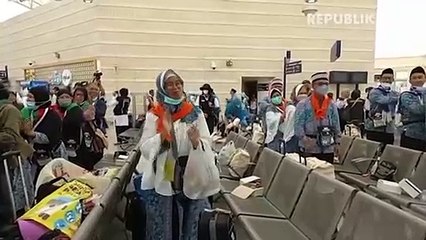 Tim Promkes Bimbing Jamaah Saling Memijit Hilangkan Penat 