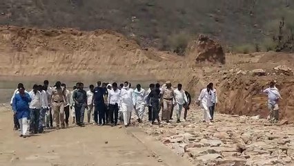 बांध निर्माण में कमजोर गुणवत्ता की सामग्री को देख नाराज हुए मंत्री