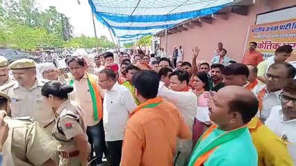 भाजपा नेताओं से पुलिस की कहासुनी
