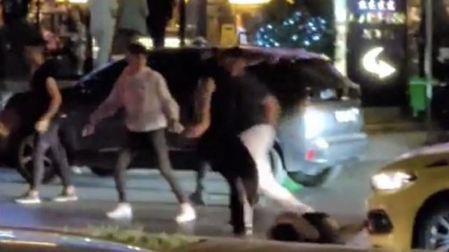 Esenyurt’ta hesap ödemeyen gençleri sokak ortasında dövdüler: O anlar kamerada