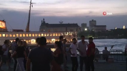 Dünya Çevre Günü'nde çöpkaparlardan ışık ve hologram gösterisi