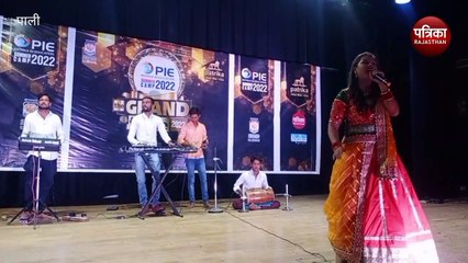 VIDEO : बच्चों को देख अभिभावक खुद को नहीं रोक पाए, उत्साह से नृत्य किया