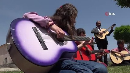 Köy öğrencileri, köy öğrencilerine gitarla konserler veriyor