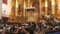 Suspendida procesión de la Virgen del Rocío por rotura del paso tras el 'salto de la reja' más esperado