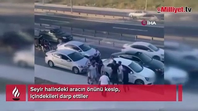 Seyir halindeki aracın önünü kesip, içindekileri darp ettiler