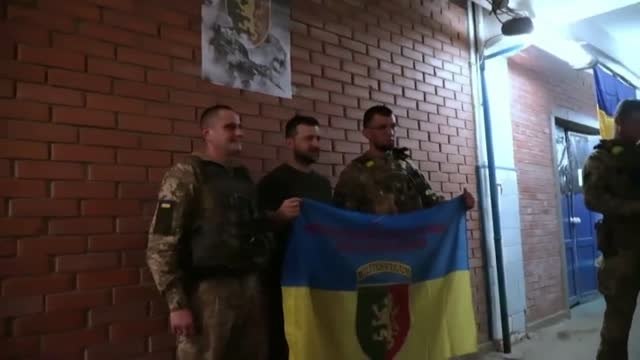 Zelenski visita a las tropas ucranianas que luchan en Lugansk y Donetsk