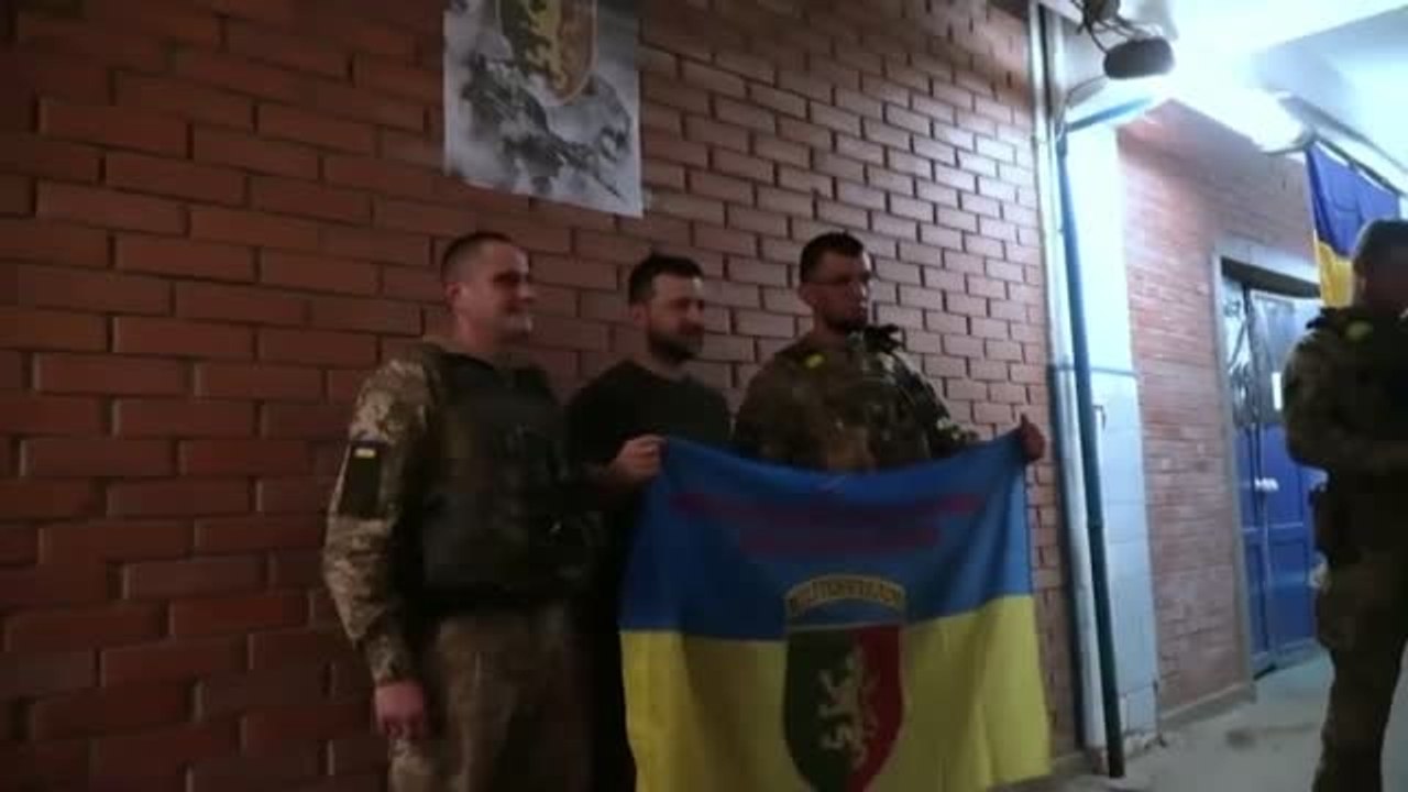 Zelenski visita a las tropas ucranianas que luchan en Lugansk y Donetsk