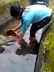 Mancing Ikan Pakai Besek