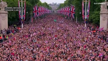 En clôture de son jubilé, la reine Elizabeth II fait une apparition surprise au balcon de Buckingham