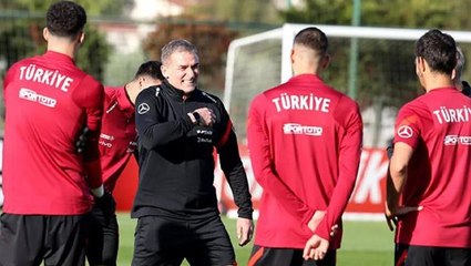 Hediyesiyle tüm takıma mesaj verdi! İşte Stefan Kuntz'un futbolculara dağıttığı kitap