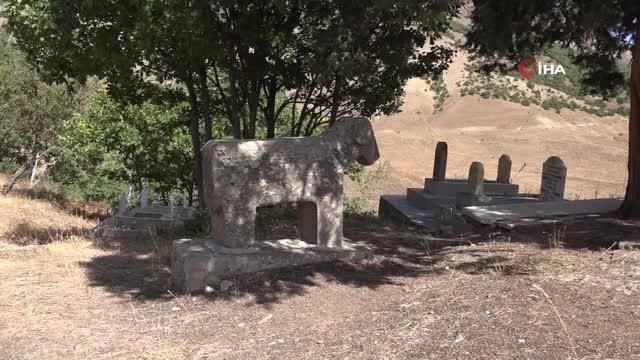 Tescilli mezarlıkta kaçak kazı yaptılar, tarihi yapılara zarar verdiler