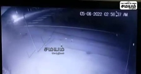 அதிவேகத்தில் வந்த கார் பைக் மீது பயங்கரமாக மோதி விபத்து; சிசிடிவி காட்சிகள்!