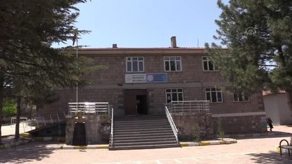 Şenol öğretmen ve öğrencileri okul duvarlarını resimlerle süslüyor