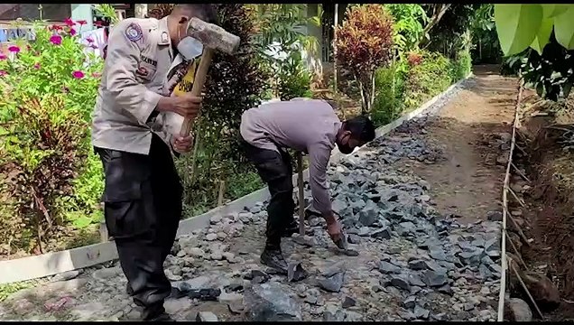 Wujud Kehadiran Polri, Bhabinkamtibmas Polsek Sumpiuh Banyumas Kerja Bakti Bersama Warga
