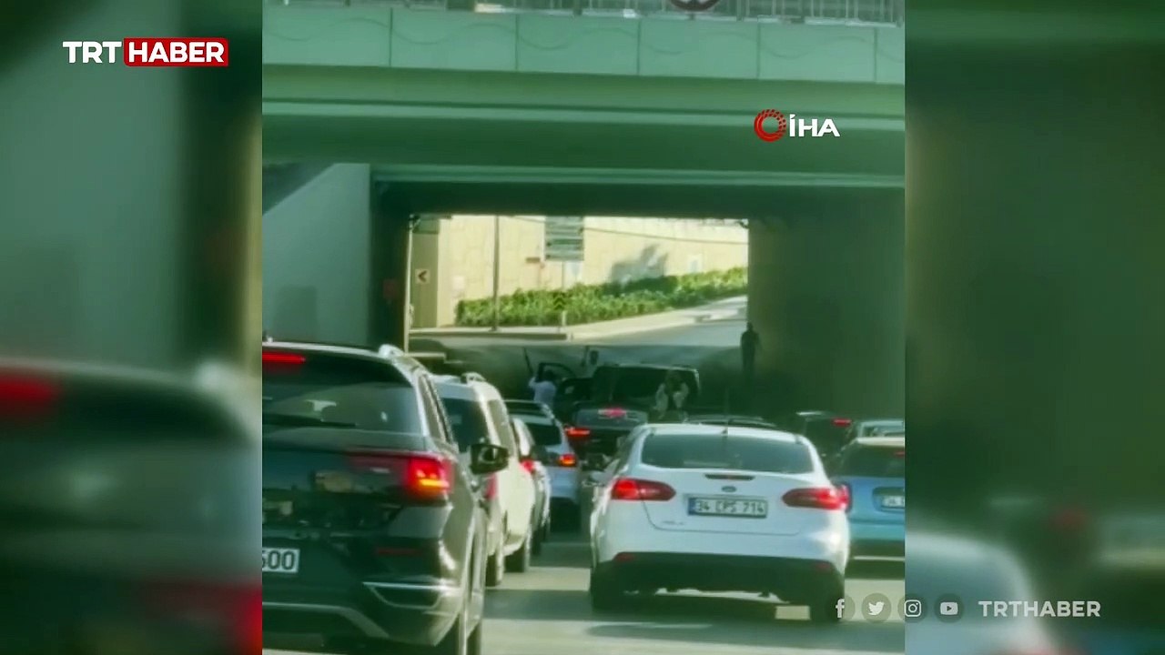 Trafiği kesip havaya ateş açtılar