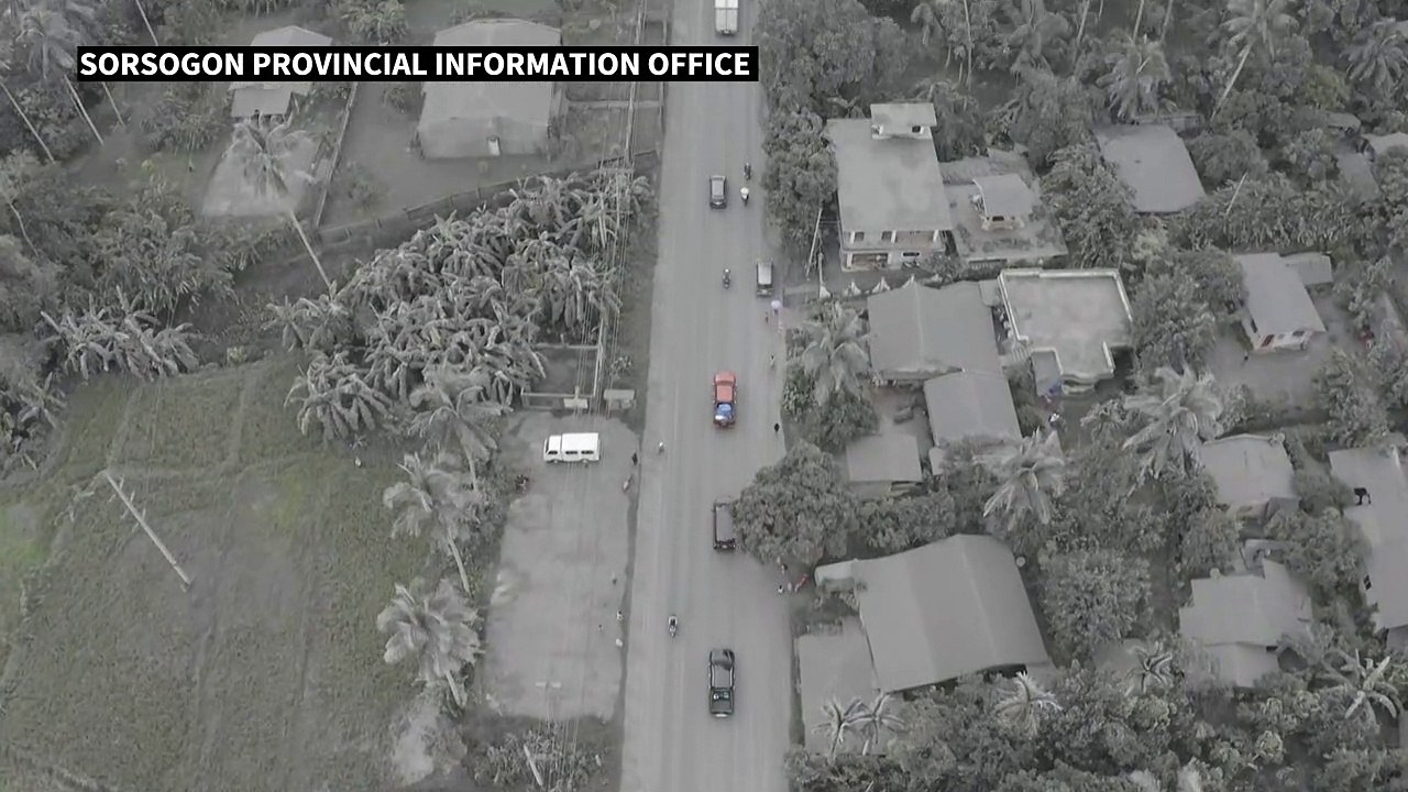 بلدات فيليبينية يكسوها الرماد بعد ثوران بركان مجاور