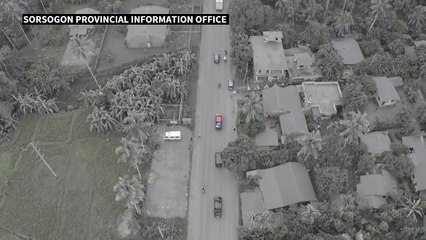 بلدات فيليبينية يكسوها الرماد بعد ثوران بركان مجاور