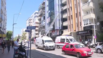 Balkonda ateş yakıp eşyalarını atan kadın hastaneye kaldırıldı