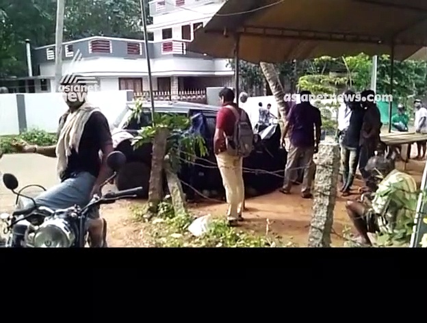 വാഹന പരിശോധനക്കിടെ പോലീസിനെ വെട്ടിച്ച കാർ തെങ്ങിലിടിച്ച് വിദ്യാർത്ഥി മരിച്ചു