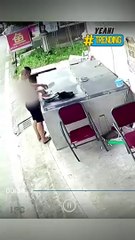 Nhận thấy sắp xảy ra động đất người bố vội vàng ôm lấy con gái chạy thoát