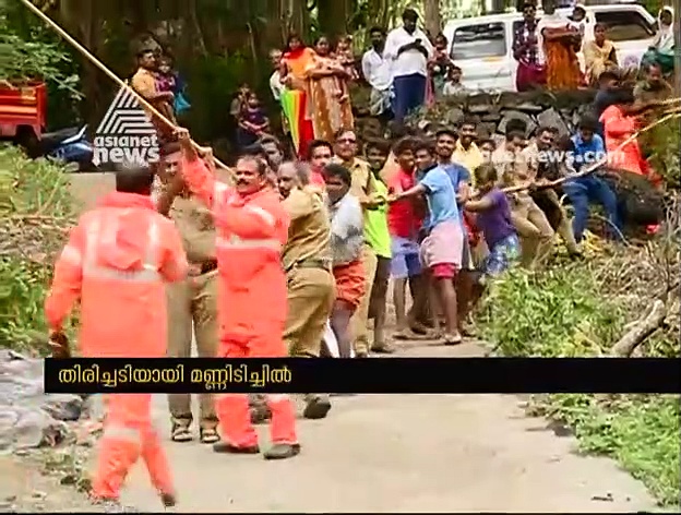 കുത്തിയൊഴുകുന്ന ഭവാനിപ്പുഴയ്ക്ക് കുറുകെ വടം കെട്ടി ആളുകളെ രക്ഷിക്കാന്‍ സാഹസിക ശ്രമങ്ങള്‍