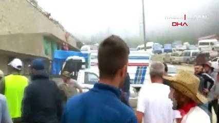 Rize'de arenadan kaçan boğalar, seyircilerin arasına daldı
