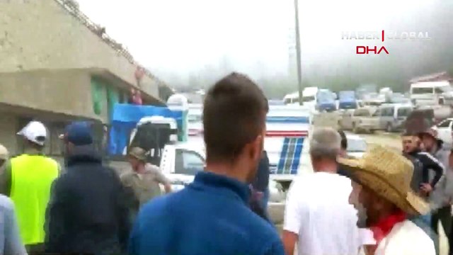 Rize'de arenadan kaçan boğalar, seyircilerin arasına daldı
