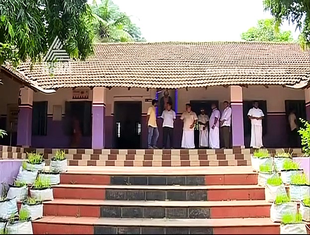 ഇതൊരു വെറൈറ്റി ടൂര്‍; മലപ്പുറം ചുങ്കത്തറ സ്‌കൂളിലെ എല്ലാ വിദ്യാര്‍ഥികളും ഒരുമിച്ച് ടൂര്‍ പോയ കഥ