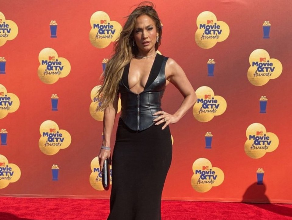 Jennifer Lopez stiehlt im sexy Leder-Look allen die Show