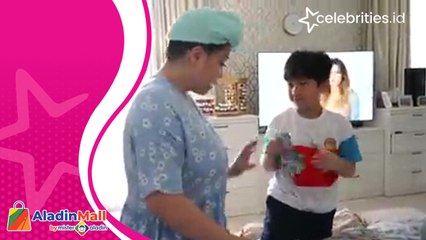 Momen Nagita Slavina Bongkar Amplop Lebaran Rafathar dan Rayyanza