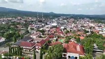 Kota Pandeglang Drone 2022. Melihat dari Udara Kota Kecil di Kaki Gunung di Provinsi Banten