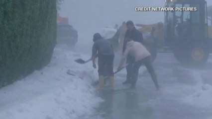 Neve a giugno sulle strade di un paesino della Baviera