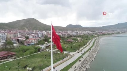 Sıcaktan bunalan çocuklar kendini Van Gölü'nün serin sularına bırakıyor