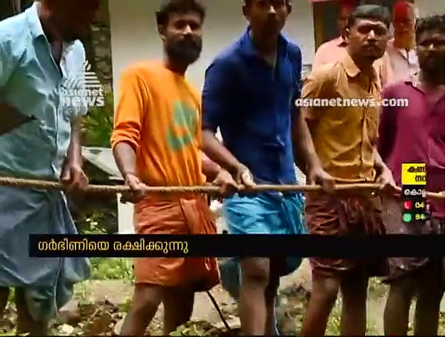 കുത്തൊഴുക്ക് കൂടിയ ഭവാനിപ്പുഴയ്ക്ക് കുറുകെ കെട്ടിയ വടത്തിലൂടെ ഗര്‍ഭിണിയെ കരയ്‌ക്കെത്തിച്ചു