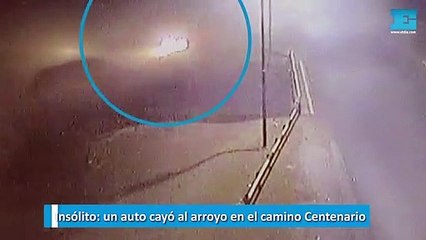 Insólito, un auto cayó al arroyo en el camino Centenario