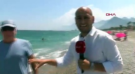 Antalya Plajlarında "Zift" Alarmı! Mavi Bayraklar Yarıya İndirildi