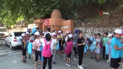 İlkokul öğrencileri çevre duyarlılığına dikkat çekmek için temizlik yaptı