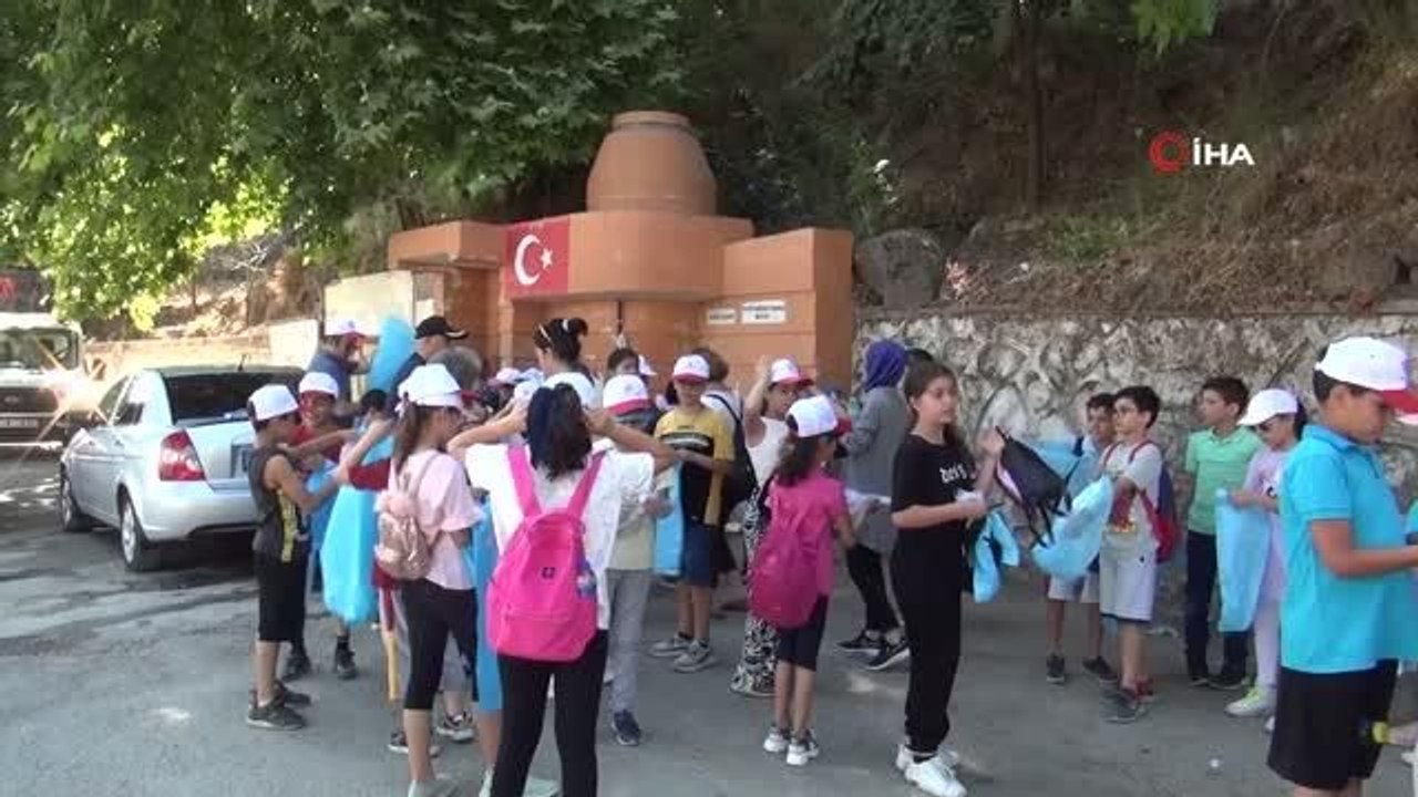 İlkokul öğrencileri çevre duyarlılığına dikkat çekmek için temizlik yaptı